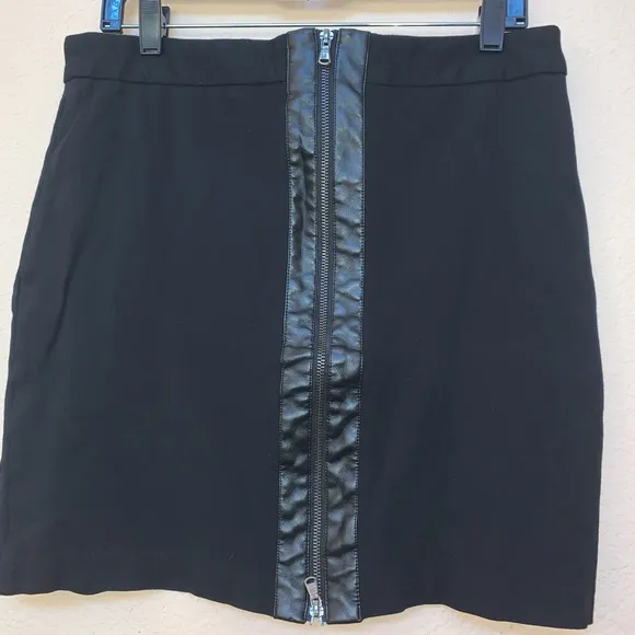Amanda   Chelsea Black Exposed Back Zipper Skirt