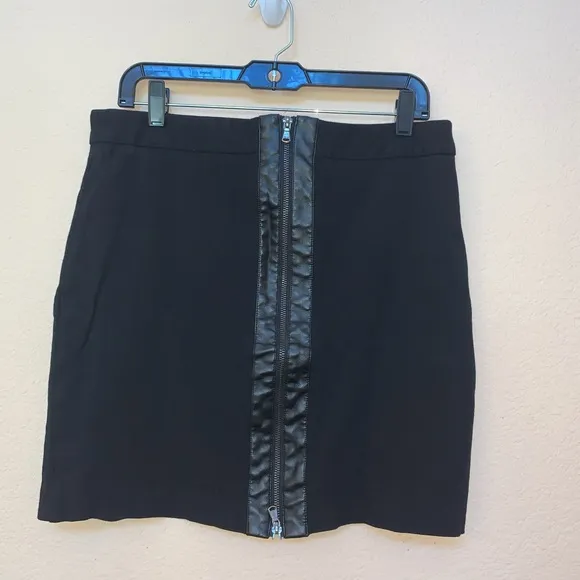 Amanda   Chelsea Black Exposed Back Zipper Skirt