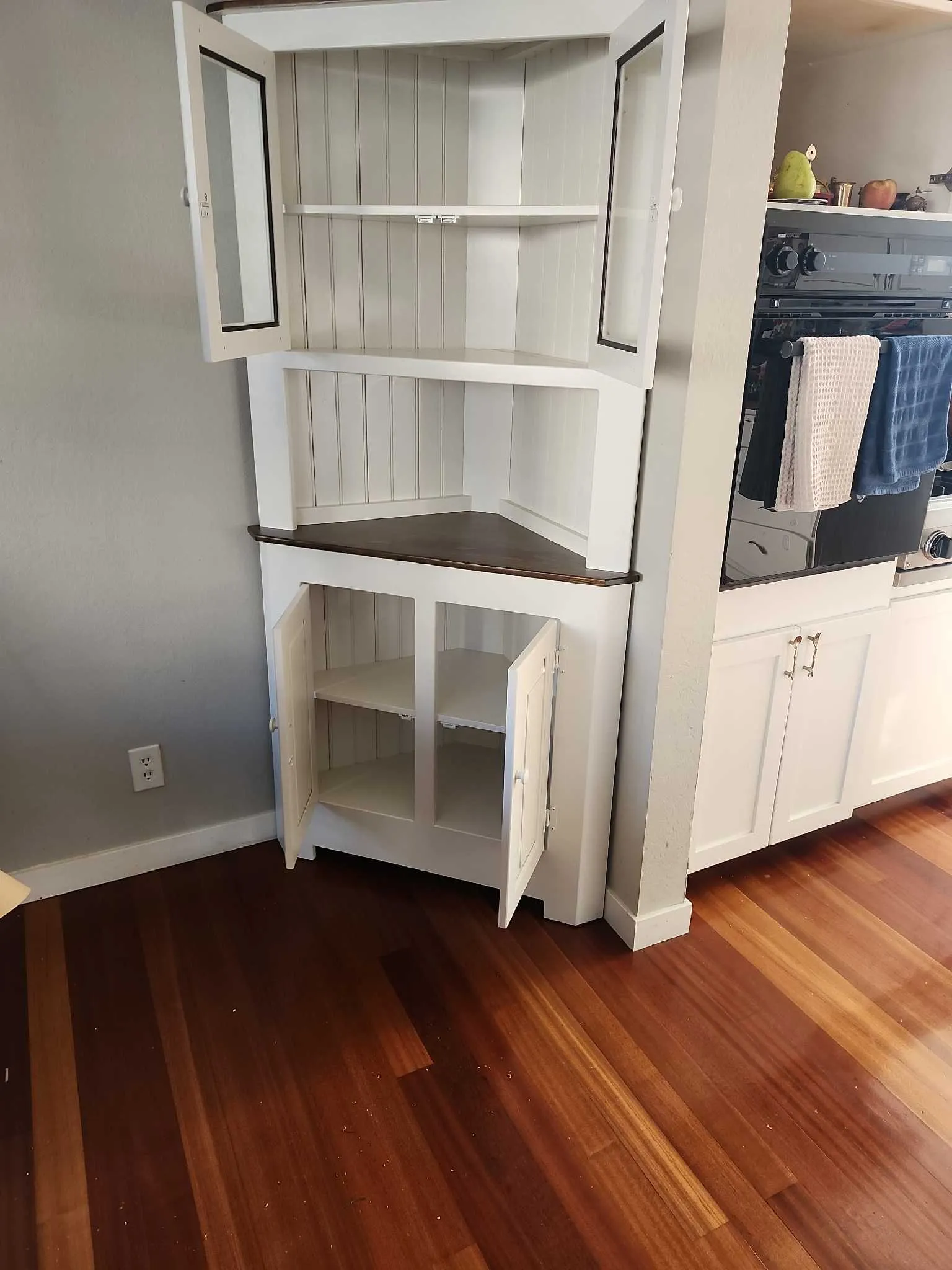 Amish Farmhouse Corner Cabinet (SHIPS OUT IN 4-8 Weeks)