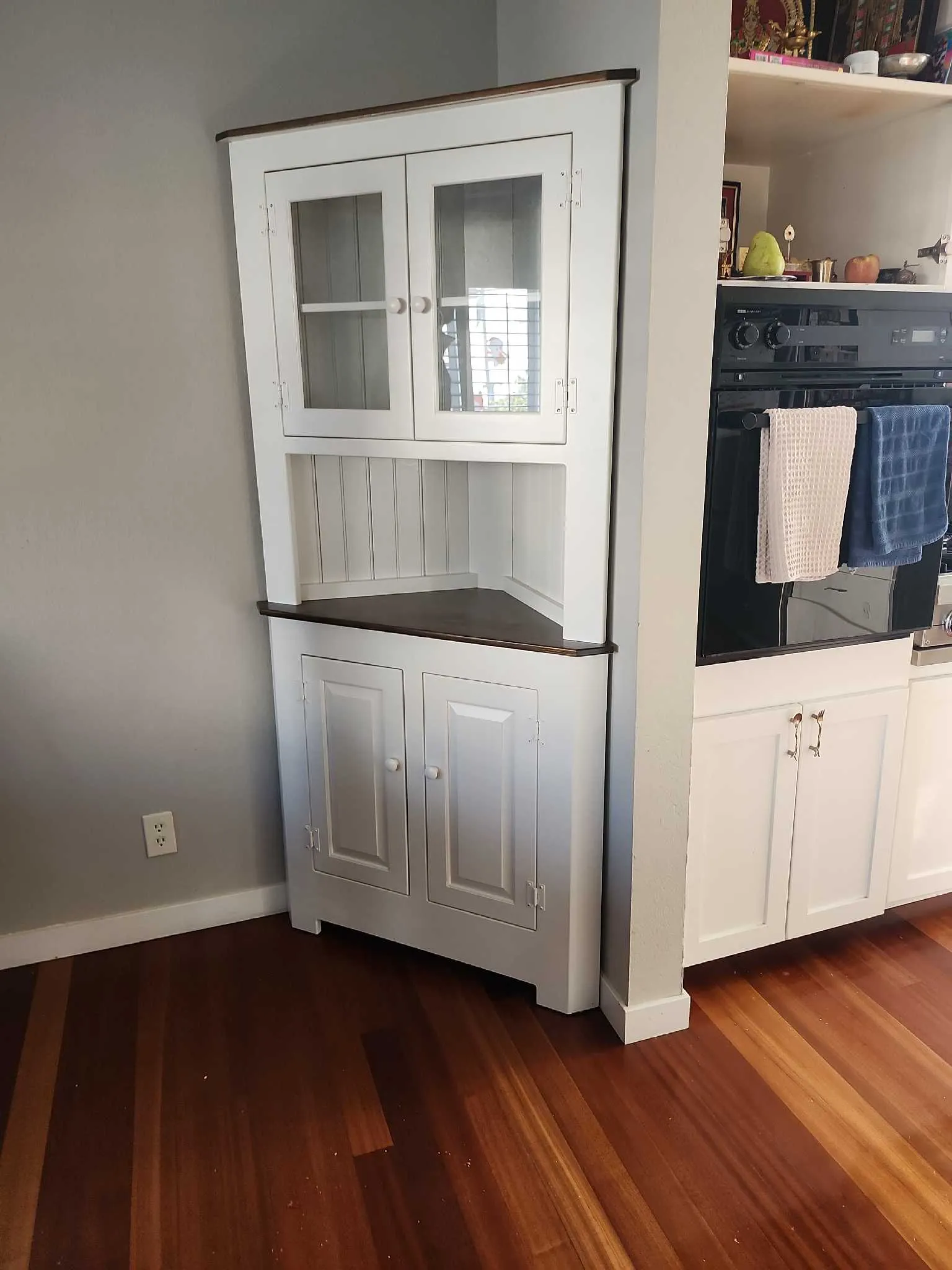 Amish Farmhouse Corner Cabinet (SHIPS OUT IN 4-8 Weeks)