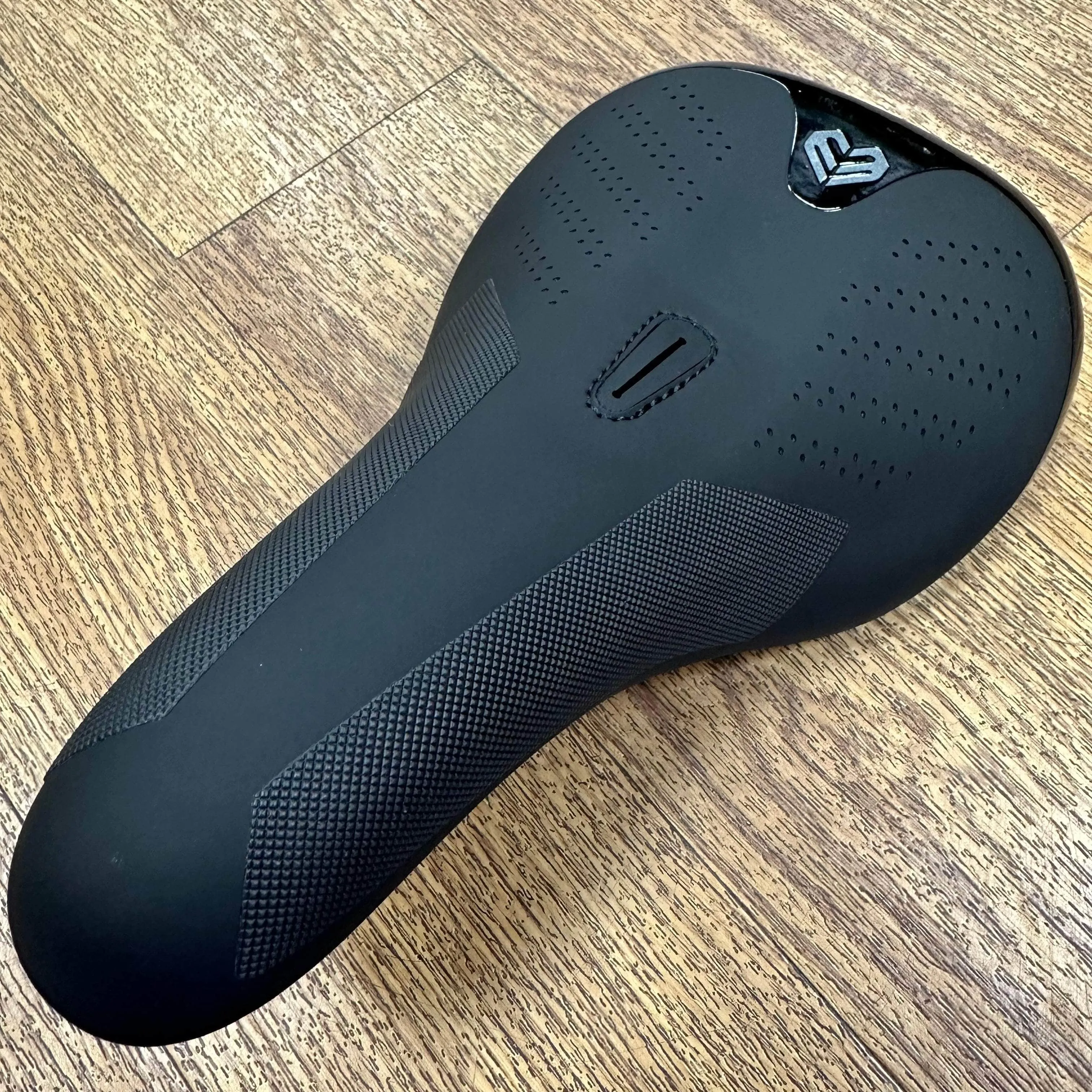 Eclat Bios Slim Pivotal Seat Performance Black