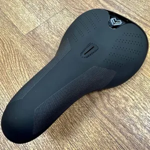 Eclat Bios Slim Pivotal Seat Performance Black