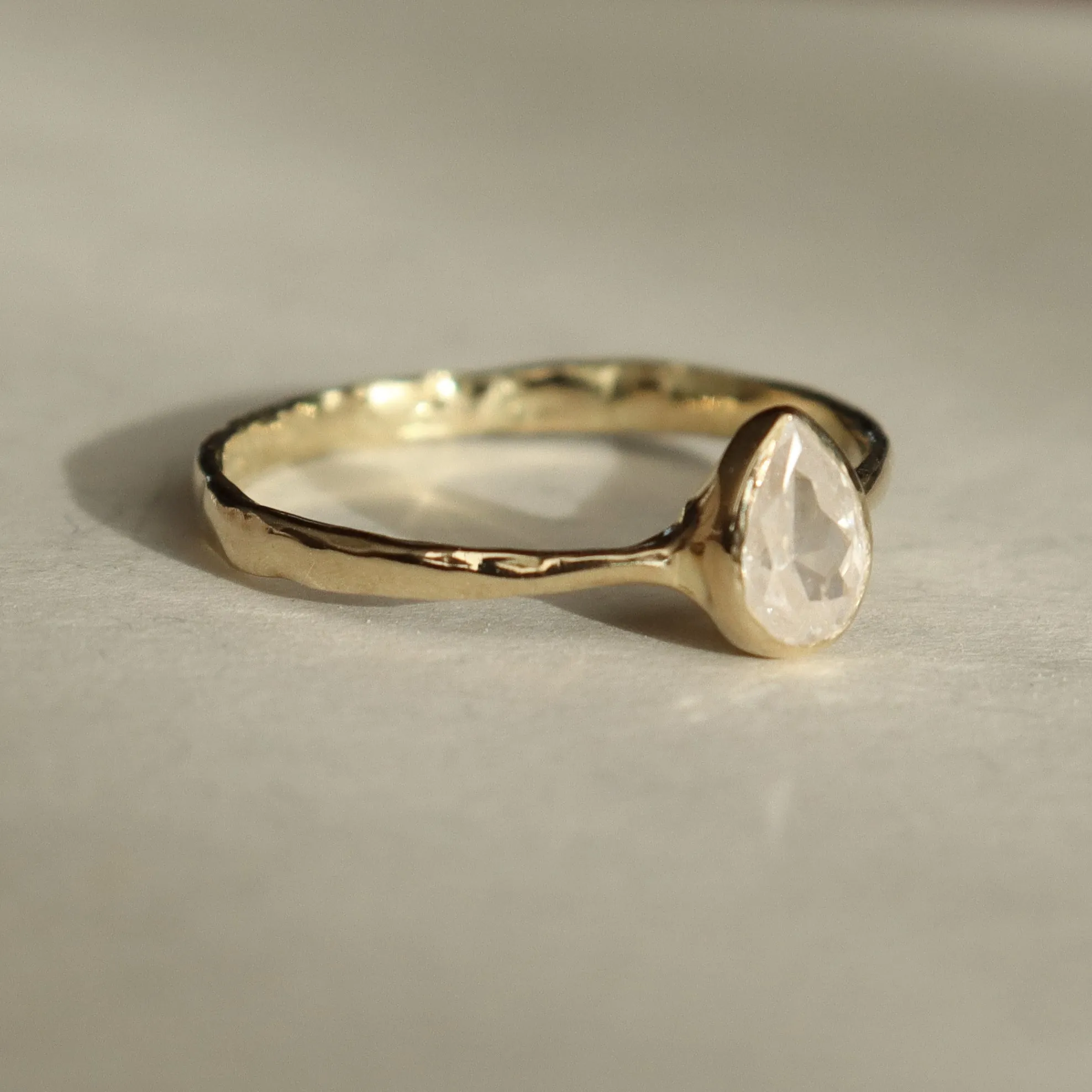 Eleni Solitaire | Icy Diamond, 18k Gold