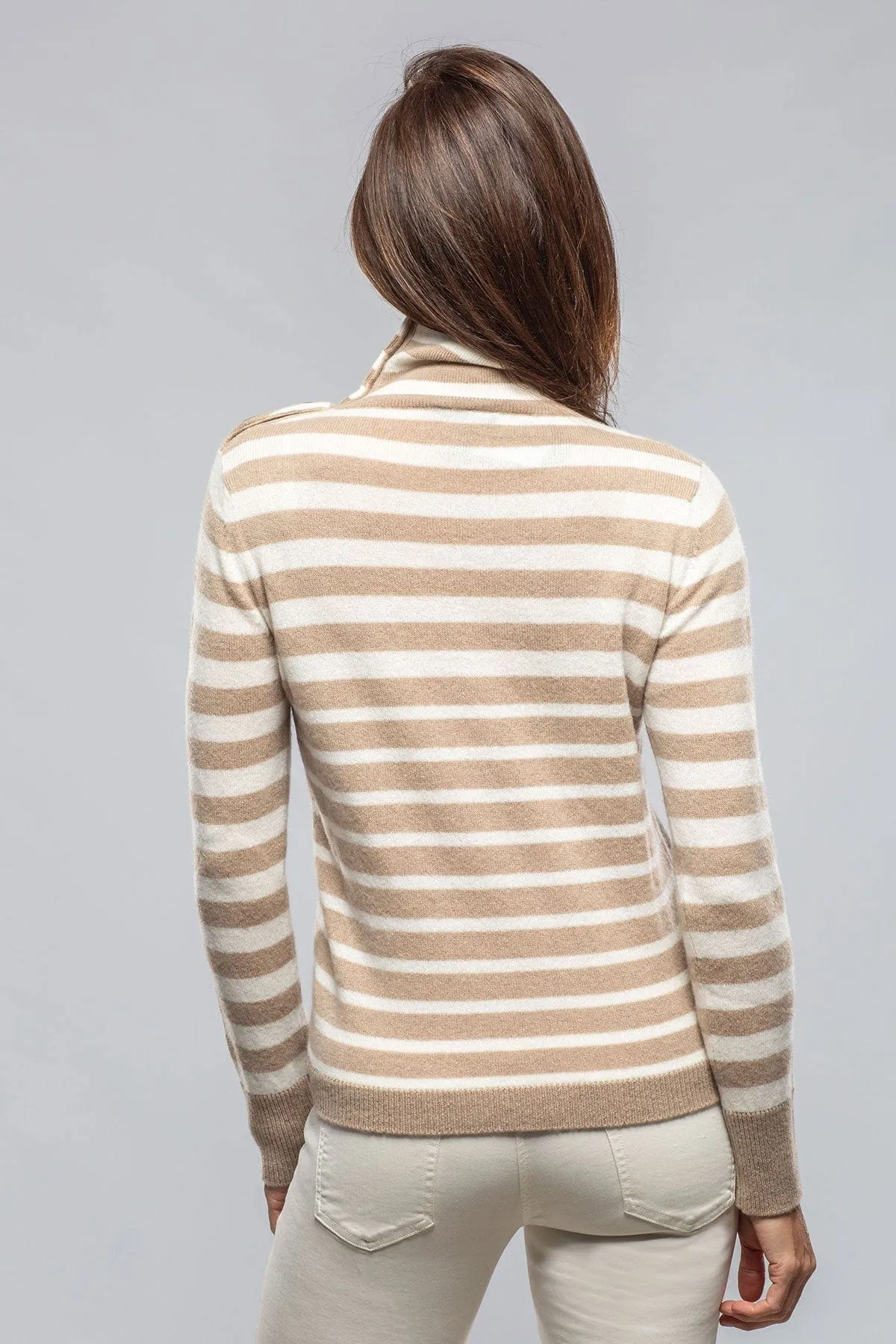 Georgi Cashmere Striped Button Collar In Camel/White