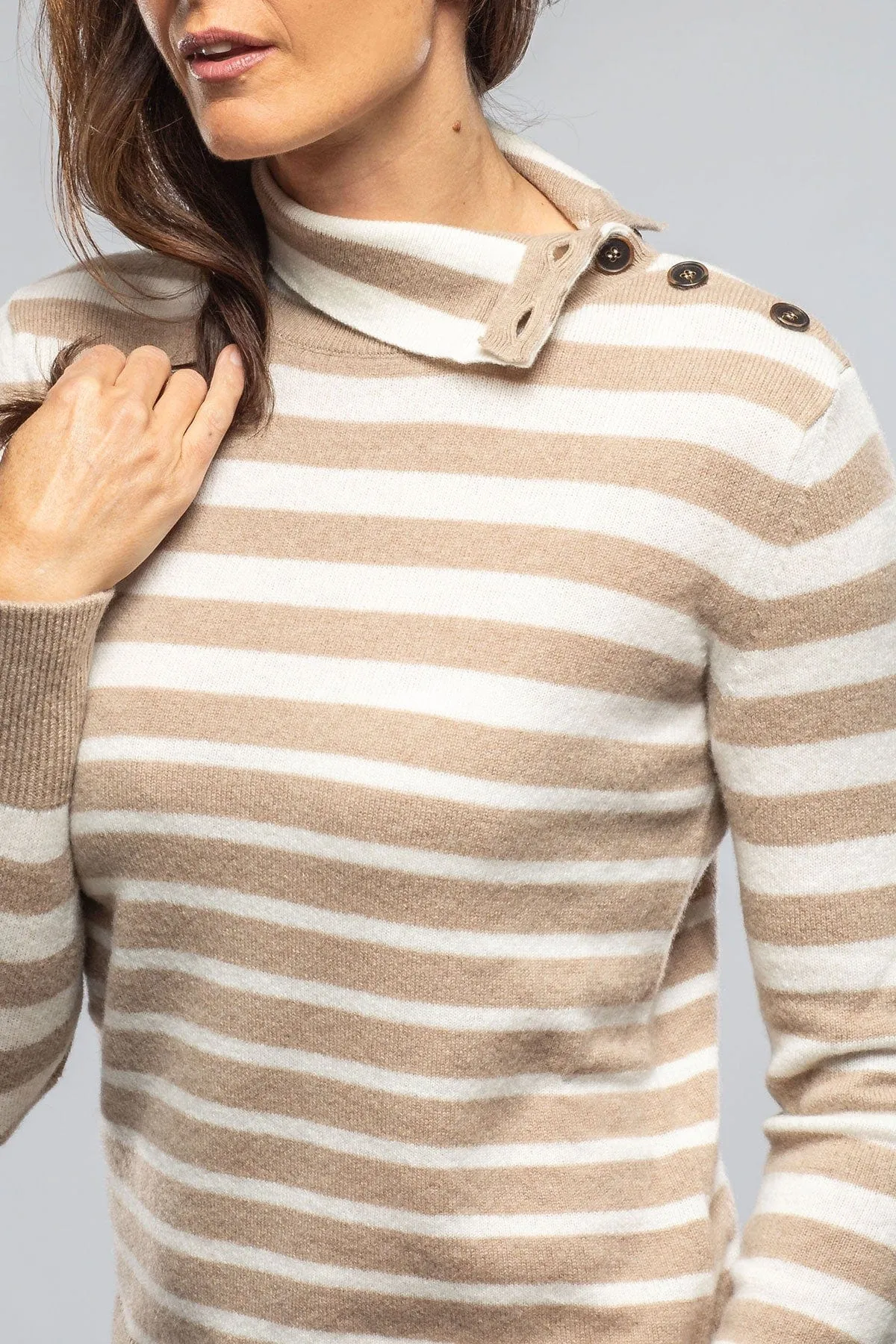 Georgi Cashmere Striped Button Collar In Camel/White