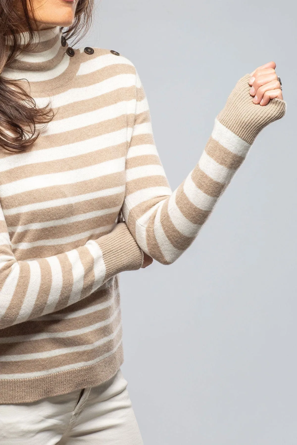 Georgi Cashmere Striped Button Collar In Camel/White
