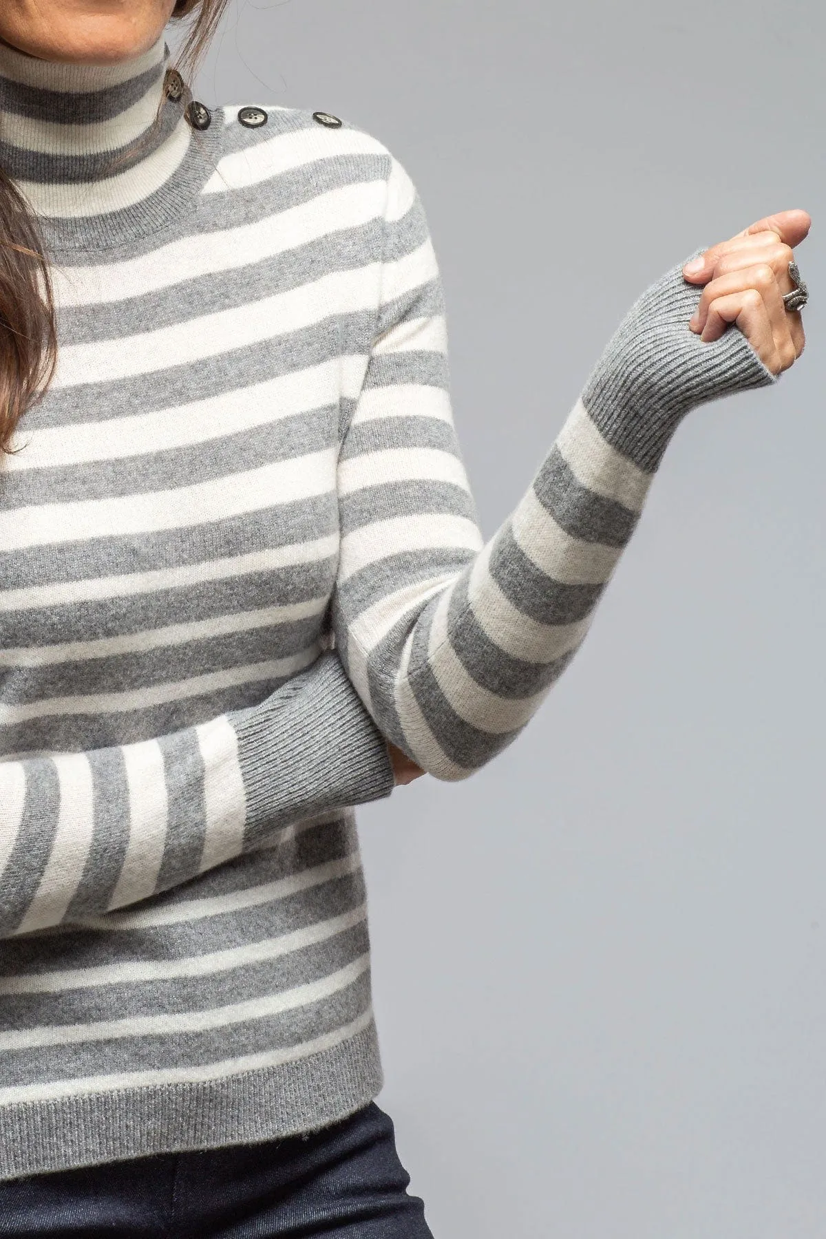 Georgi Cashmere Striped Button Collar In Grigo/Luna