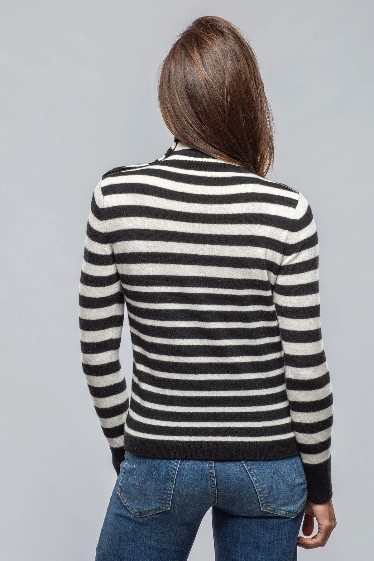 Georgi Cashmere Striped Button Collar In Nero/White