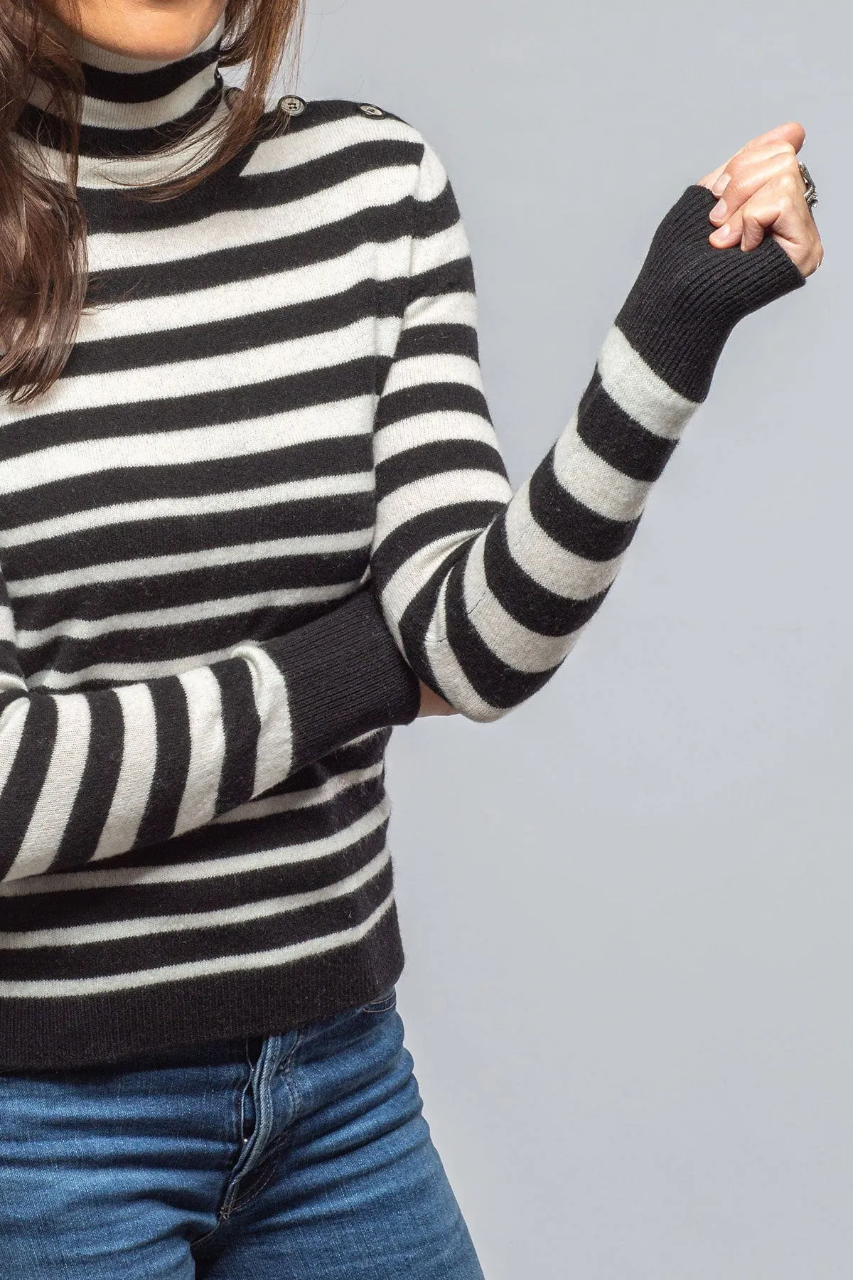 Georgi Cashmere Striped Button Collar In Nero/White
