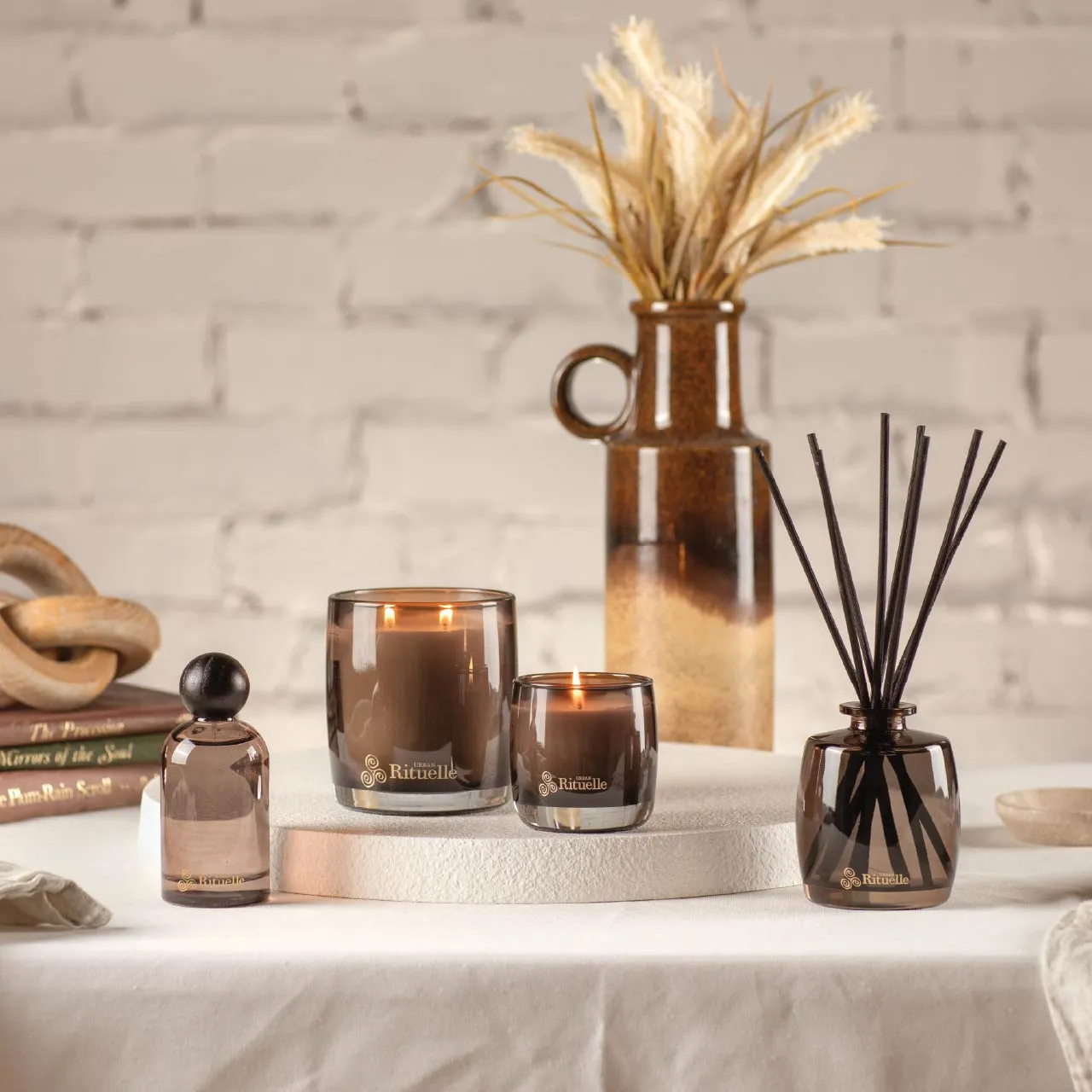 Honey Blossom, Nectarine, Bergamot, Vetiver Scented Soy Candle | 140gm