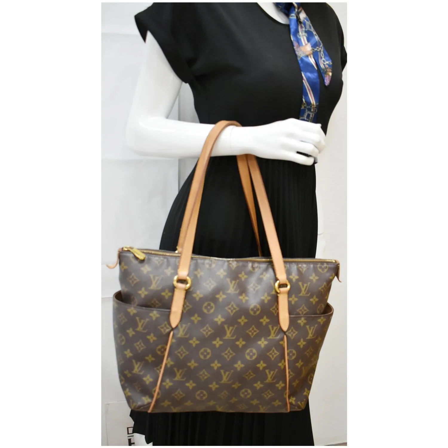 LOUIS VUITTON Totally MM Monogram Canvas Shoulder Bag Brown