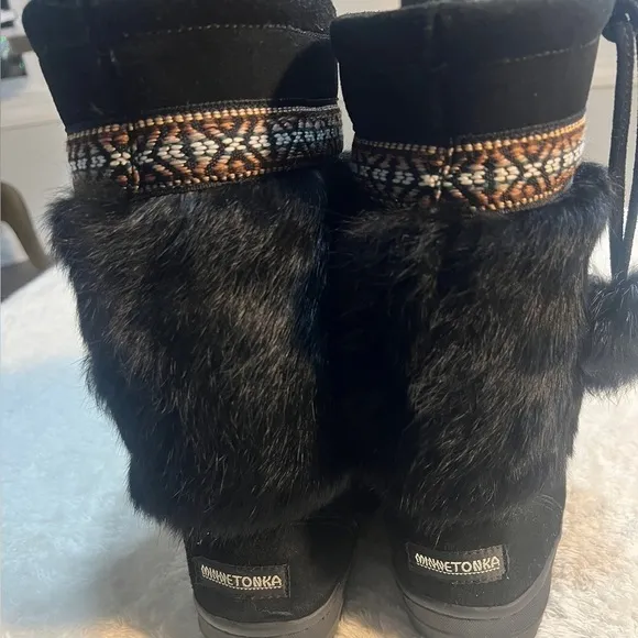 Minnetonka Women’s Sz 7 Black Suede &amp; Rabbit fur boots Tribal accent band pompom
