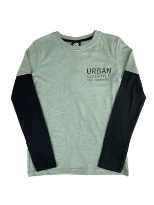 T-shirt à manches longues vert et noir.