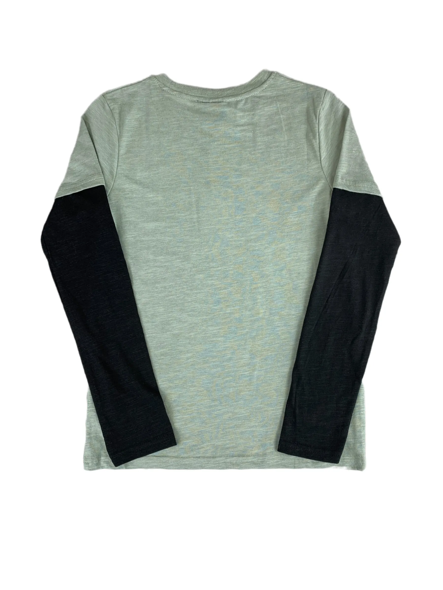 T-shirt à manches longues vert et noir.