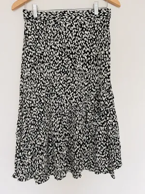 TALBOTS Black/White Spotted Print Ruffle Tiered Skirt Sz M Causal Midi