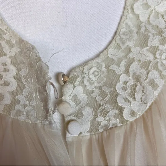 Vintage 50’s/60’s shadow line cream sheer lace trim short sleeve peignoir robe