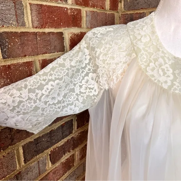 Vintage 50’s/60’s shadow line cream sheer lace trim short sleeve peignoir robe