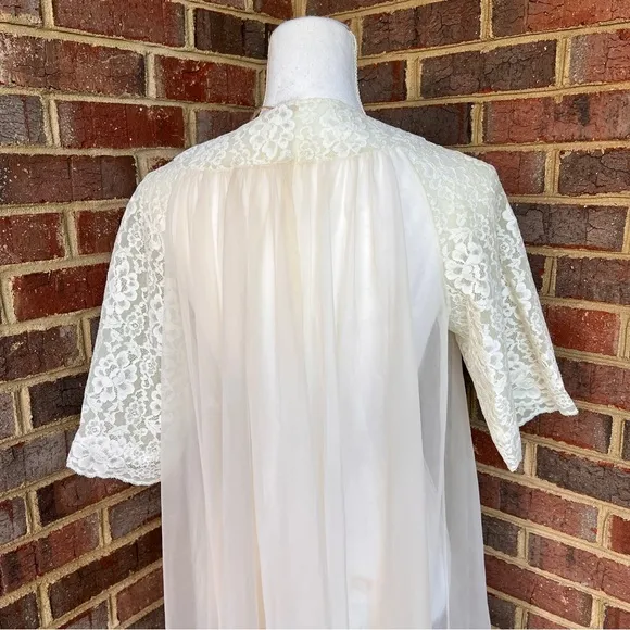 Vintage 50’s/60’s shadow line cream sheer lace trim short sleeve peignoir robe