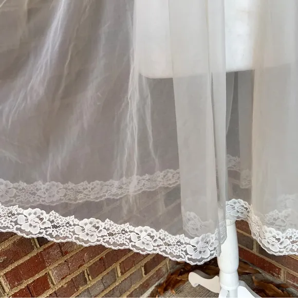 Vintage 50’s/60’s shadow line cream sheer lace trim short sleeve peignoir robe