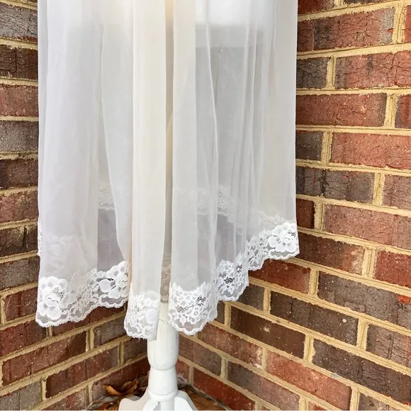 Vintage 50’s/60’s shadow line cream sheer lace trim short sleeve peignoir robe