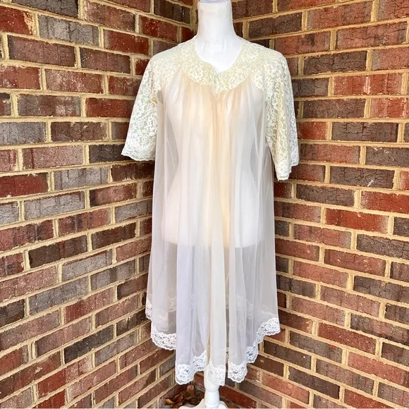 Vintage 50’s/60’s shadow line cream sheer lace trim short sleeve peignoir robe