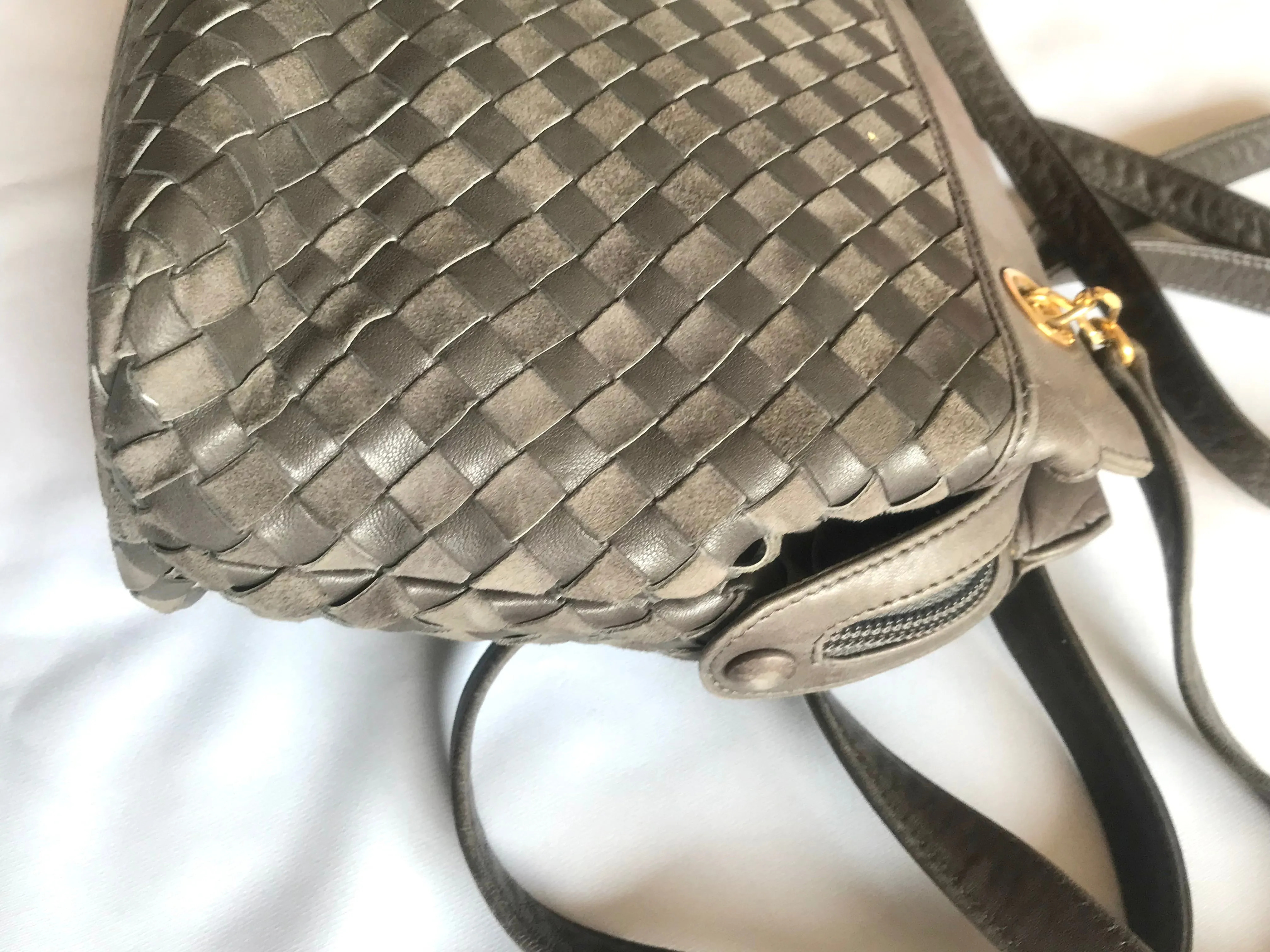 Vintage Bally grey, taupe smooth and suede leather mix intrecciato bag with gold tone B motif. Perfect daily use shoulder bag.  0403173