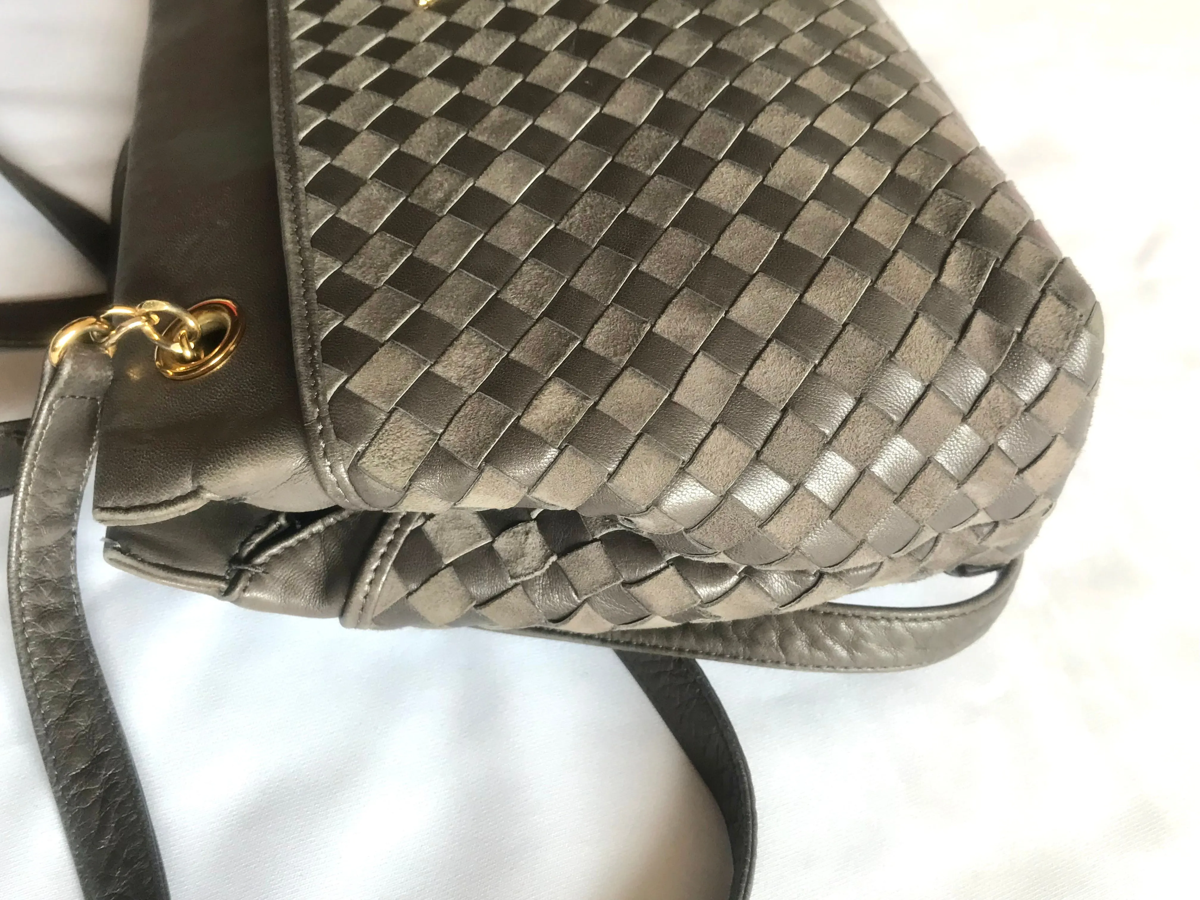 Vintage Bally grey, taupe smooth and suede leather mix intrecciato bag with gold tone B motif. Perfect daily use shoulder bag.  0403173