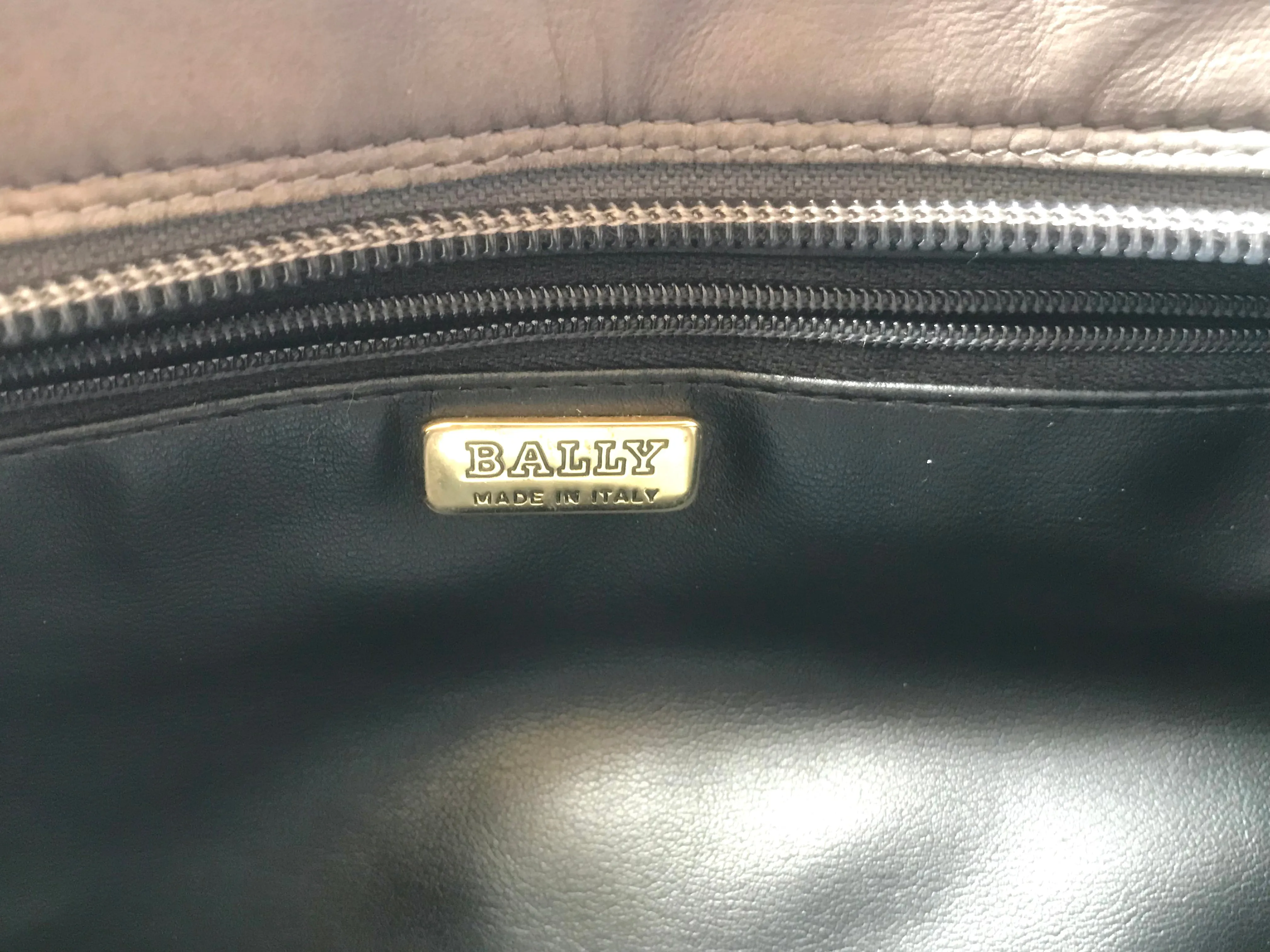 Vintage Bally grey, taupe smooth and suede leather mix intrecciato bag with gold tone B motif. Perfect daily use shoulder bag.  0403173