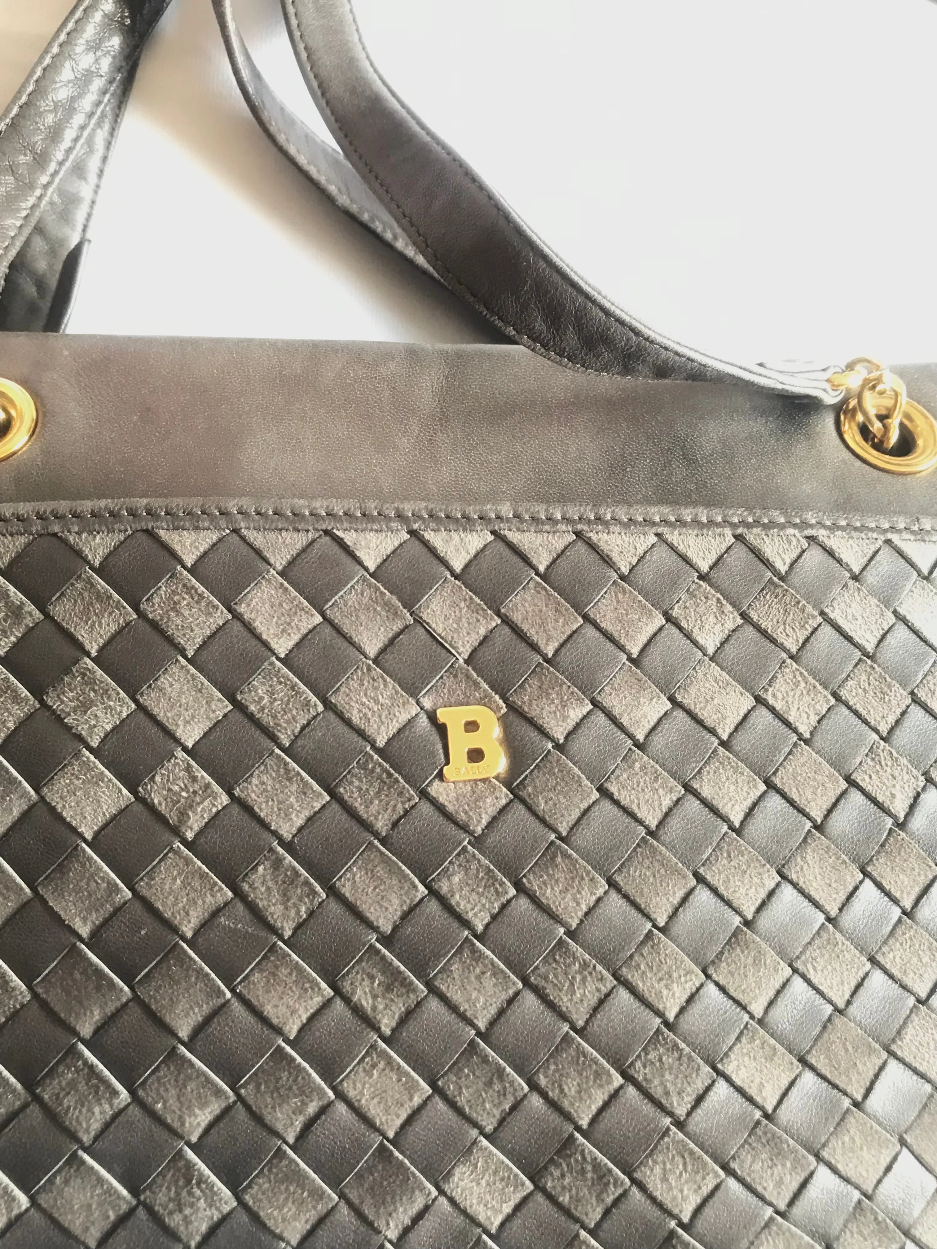 Vintage Bally grey, taupe smooth and suede leather mix intrecciato bag with gold tone B motif. Perfect daily use shoulder bag.  0403173