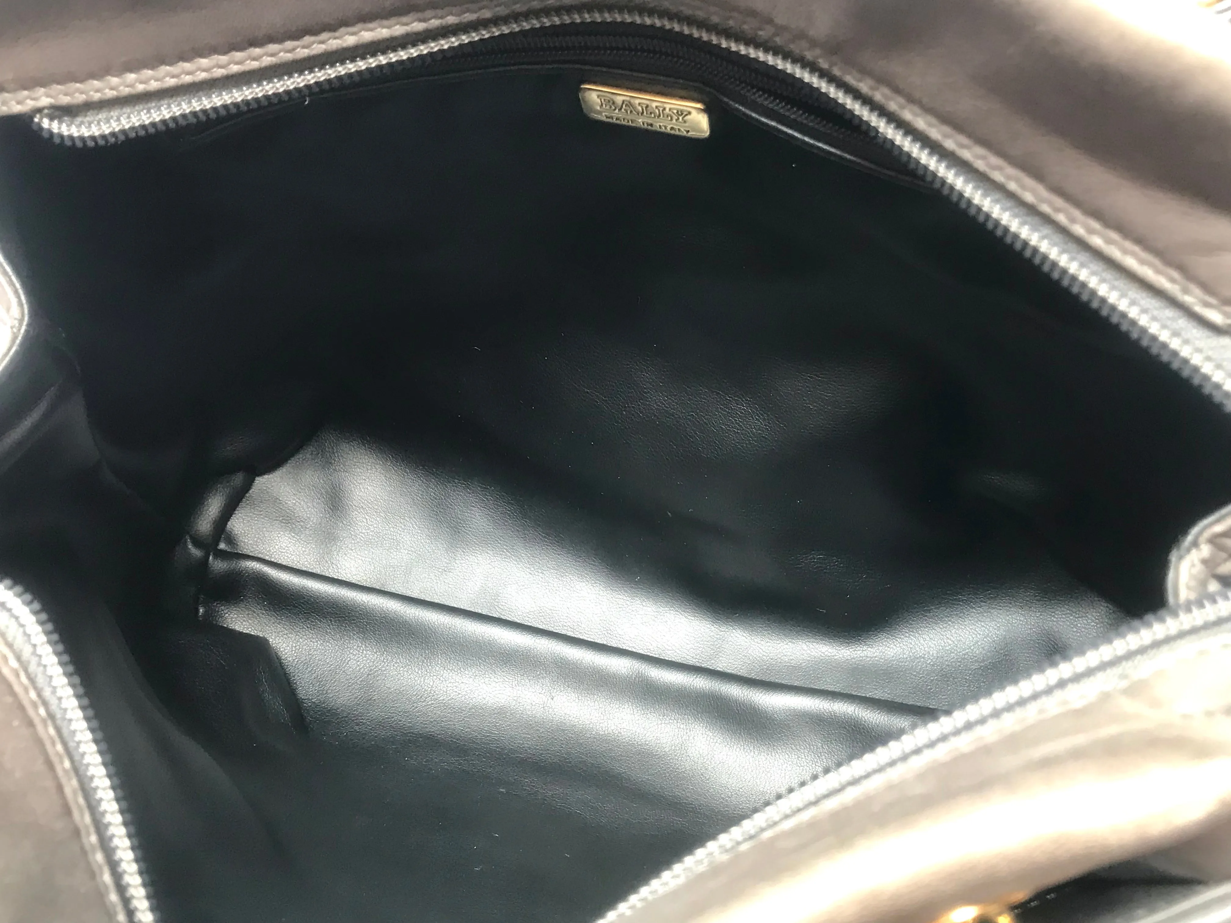 Vintage Bally grey, taupe smooth and suede leather mix intrecciato bag with gold tone B motif. Perfect daily use shoulder bag.  0403173