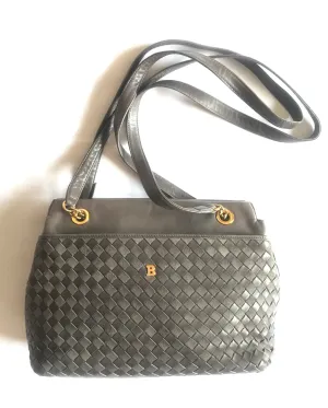 Vintage Bally grey, taupe smooth and suede leather mix intrecciato bag with gold tone B motif. Perfect daily use shoulder bag.  0403173