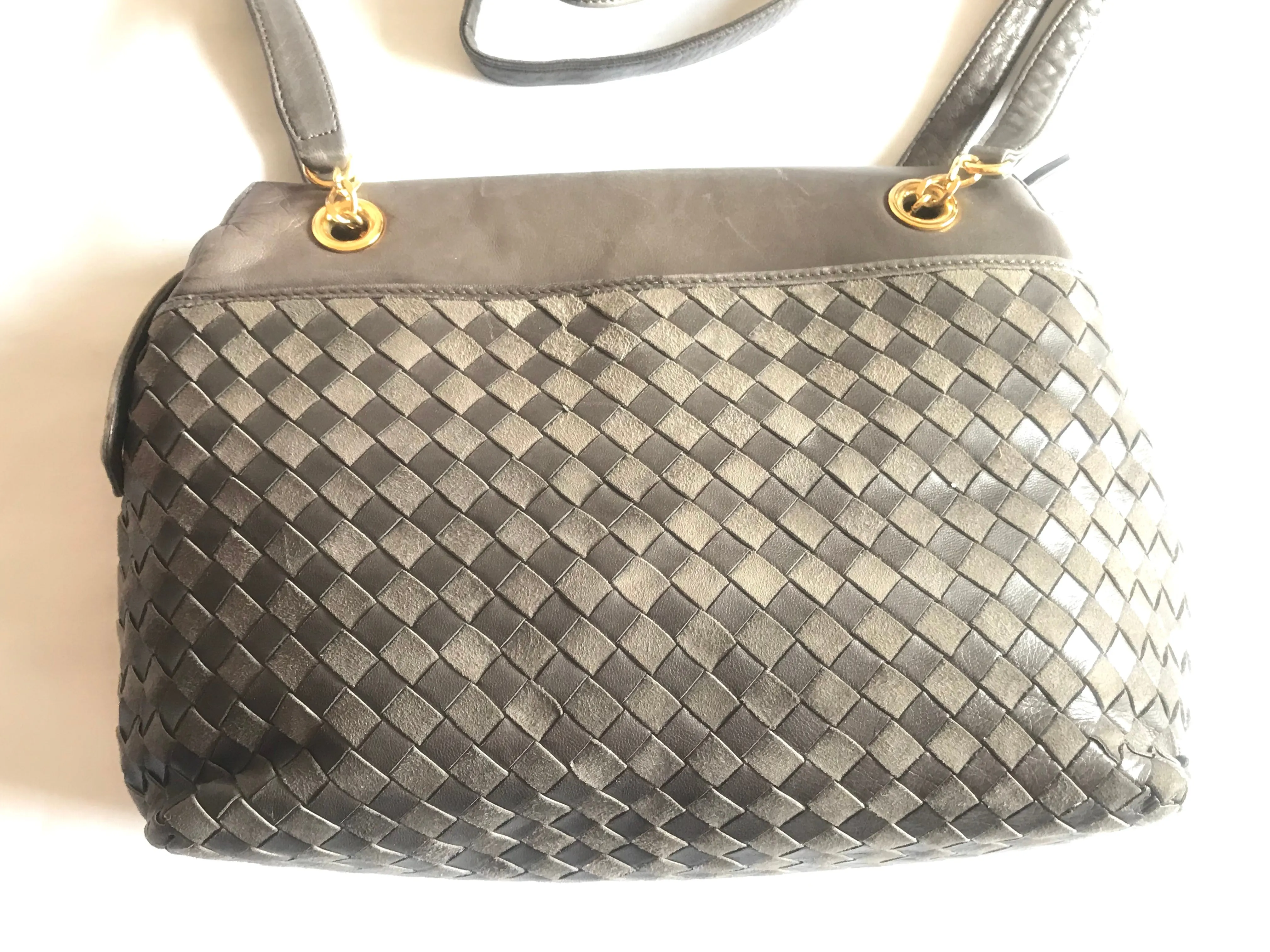 Vintage Bally grey, taupe smooth and suede leather mix intrecciato bag with gold tone B motif. Perfect daily use shoulder bag.  0403173