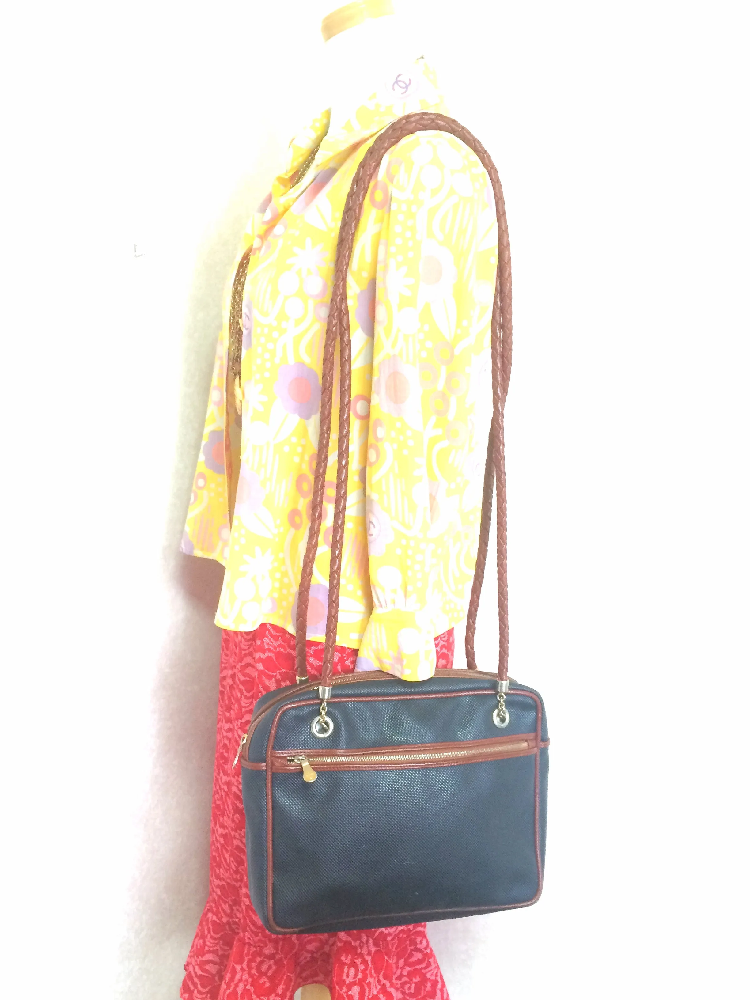 Vintage Bottega Veneta classic black shoulder bag with long brown leather intrecciato straps. Perfect purse for daily use.