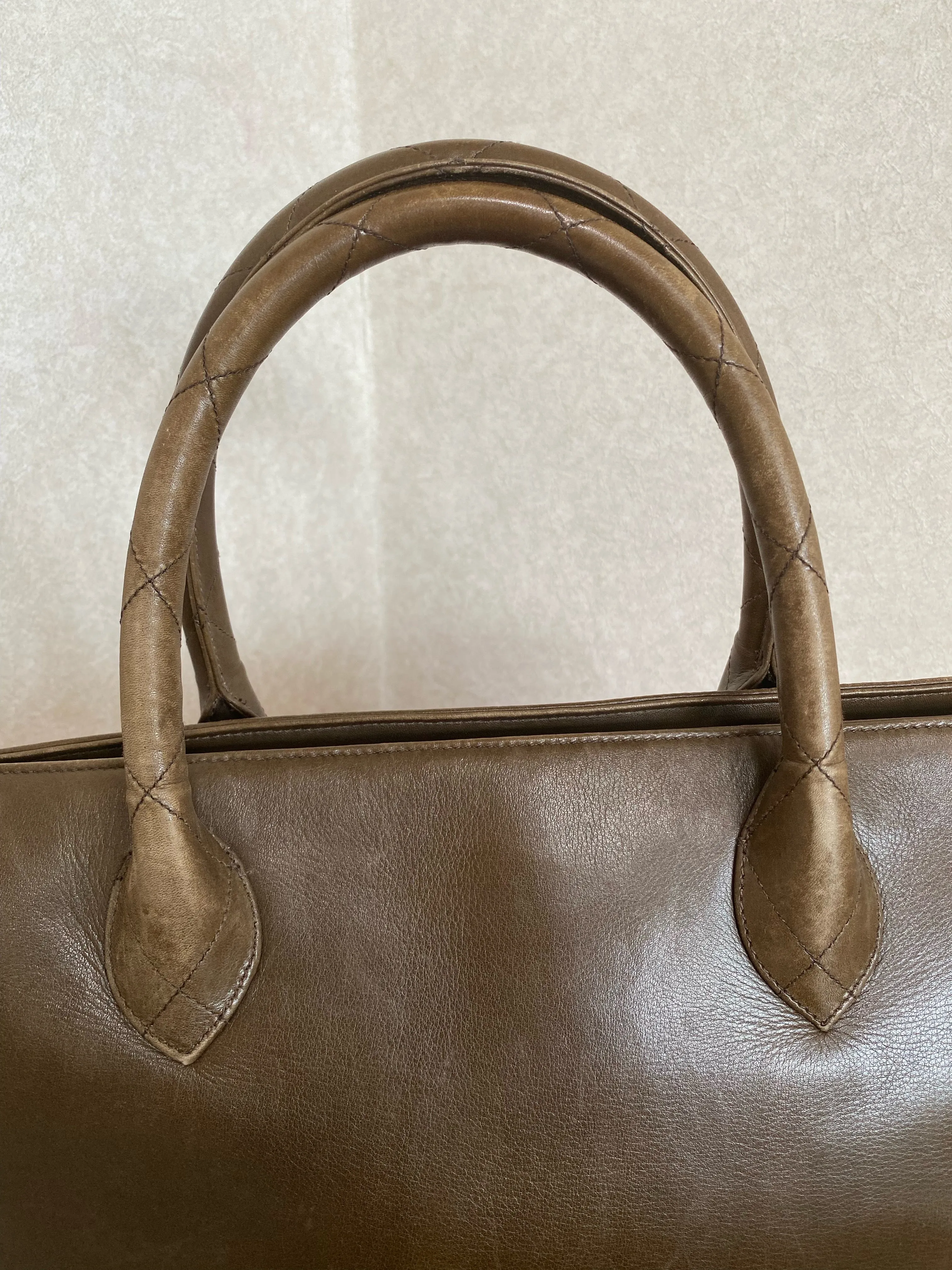 Vintage CHANEL brown lambskin matelasse tote bag, handbag golden large CC charm. Classic purse for daily use. 050630